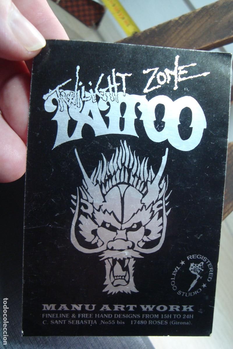 Pegatinas de colecci&oacute;n: ANTIGUA PEGATINA TWILIGHT ZONE TATOO STUDIO. MANU ART WORK. ROSES GIRONA.
