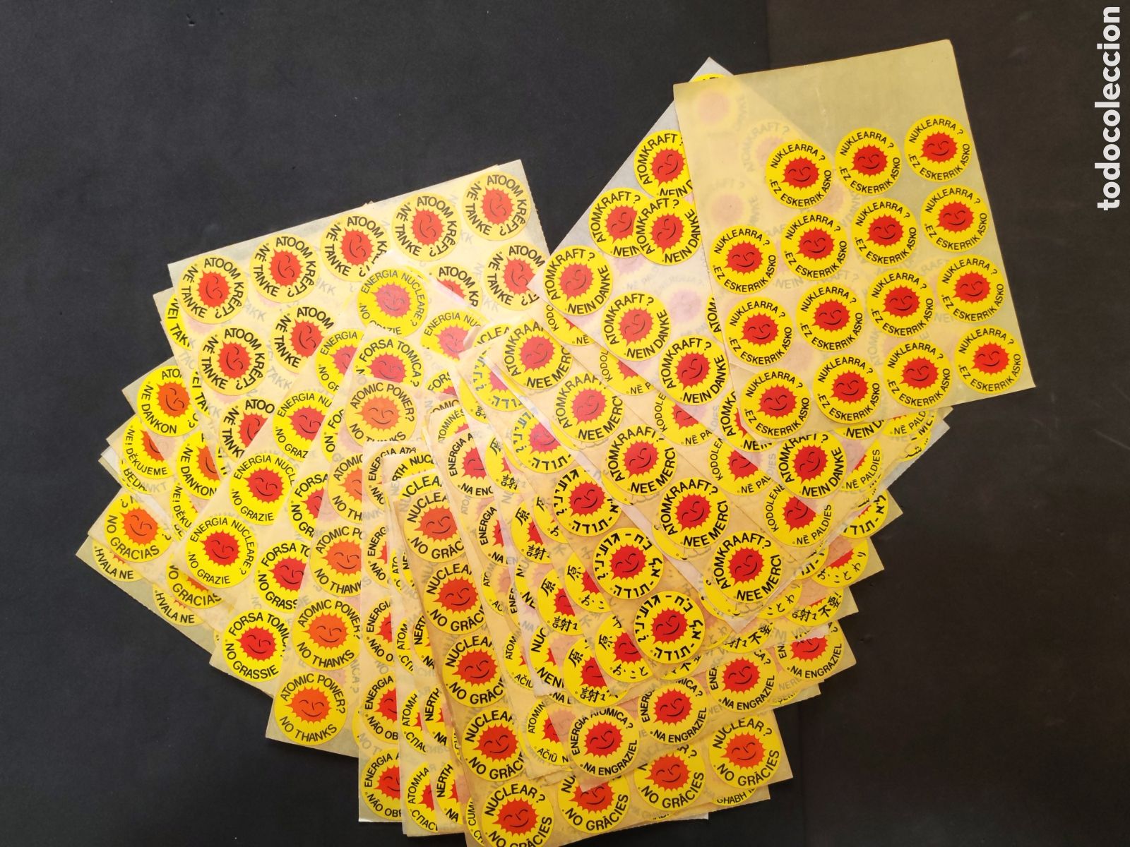 Collection stickers: Gran lote de pliegos de pegatinas antinucleares &rdquo;Nuclear no gracias&rdquo;. 38 idiomas, 750 pegatinas.