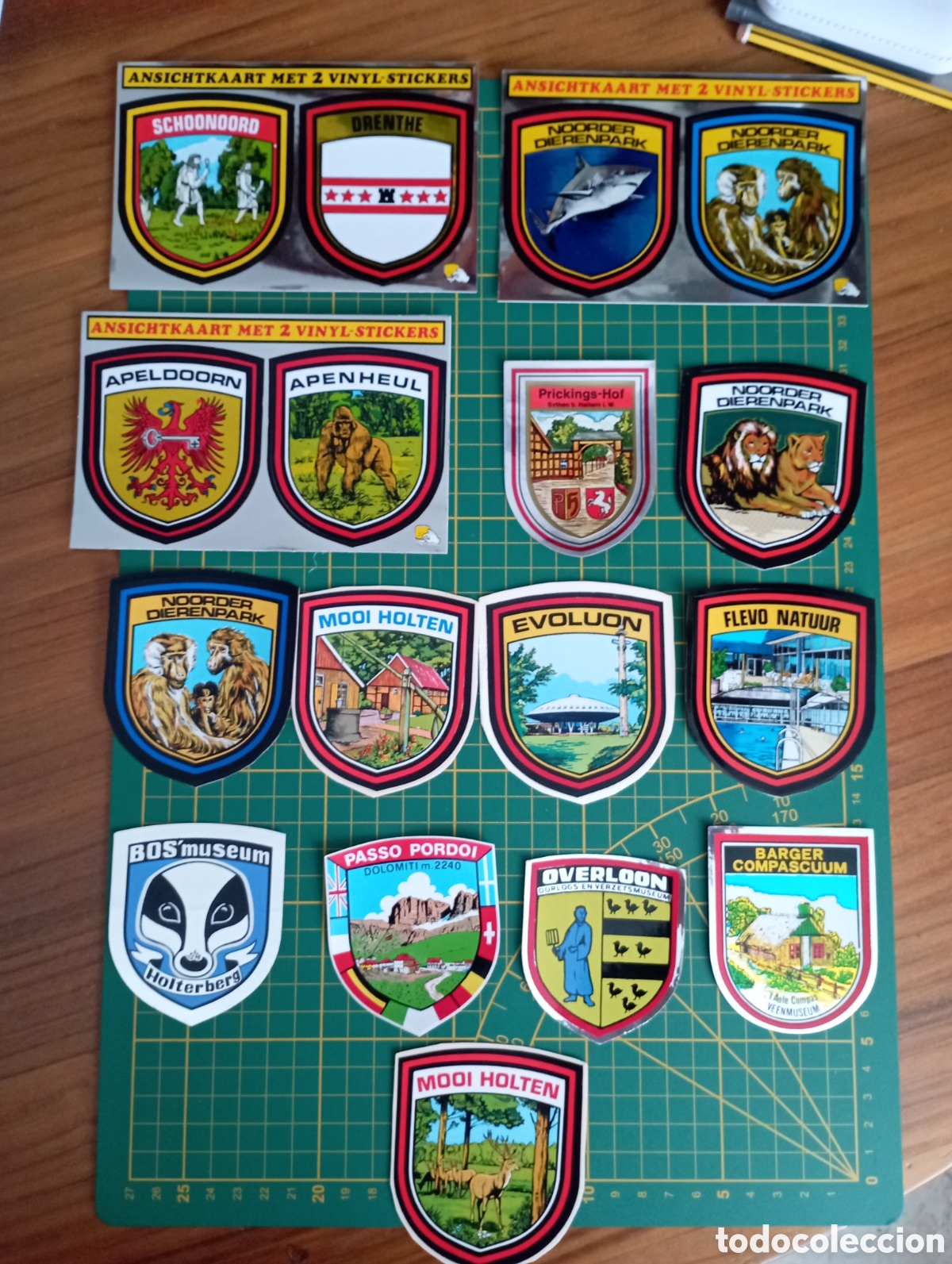 Pegatinas de colecci&oacute;n: Lote 17 pegatinas vintage de diversas atracciones en forma de escudos