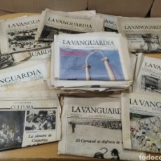 Collezionismo Periódico La Vanguardia: LOTE DE 27 PERIODICOS AÑOS 80 LA VANGUARDIA. Lote 301243628
