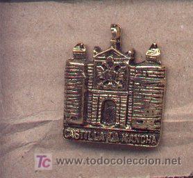 Pin's de collection: 13-1137. Pin Monumento Castilla La Mancha. relieve