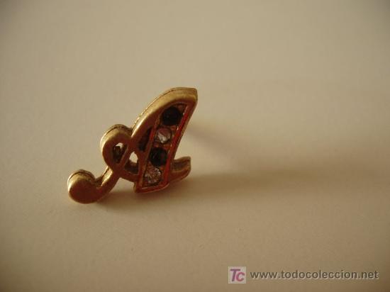 Sammlung von Pins: pin letra A