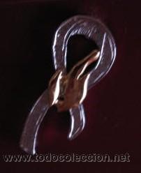 Pin's de collection: Bonito pin en forma de lazo con adorno ba&ntilde;ado en oro.