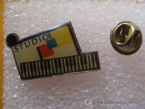 Collection pins: PIN DE M&Uacute;SICA. LINE STUDIOS. PIANO. TECLADO. A&Ntilde;OS 90.