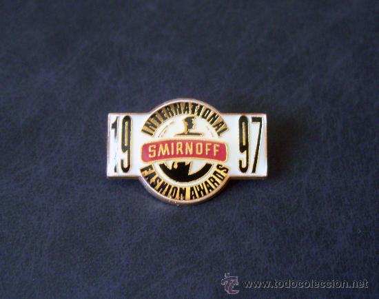Pins de colecci&oacute;n: PIN DE SMIRNOFF - INTERNATIONAL FASHION AWARDS 1997 --- BEBIDA -- PUBLICIDAD