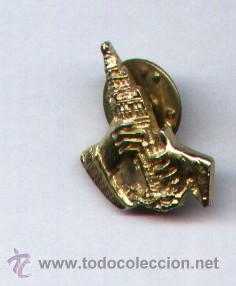 Sammlung von Pins: Bonito pin de la Giralda cogida entre dos manos