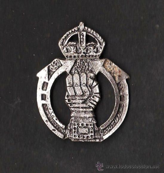 Pins de colecci&oacute;n: pin - pu&ntilde;o, fuerza y corona - altura4'50cm. - metal con relieve y troquelado