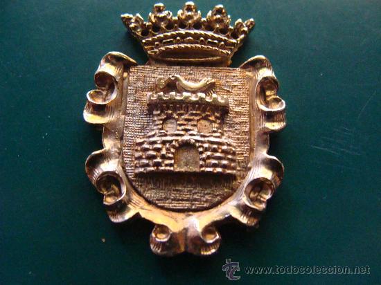 Collection pins: INSIGNIA HER&Aacute;LDICA. ESCUDO HER&Aacute;LDICO DE BENALUP, C&Aacute;DIZ. CON BA&Ntilde;O DE ORO 24 K.