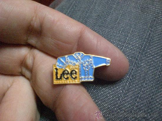 Sammlung von Pins: Pin Marca LEE ROPA CAMISA