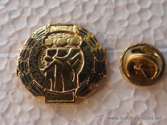 Pins de colecci&oacute;n: PIN POL&Iacute;TICO / SINDICAL. SOLIDARIDAD SOCIAL. DORADO. MINISTERIO TRABAJO Y ASUNTOS SOCIALES.