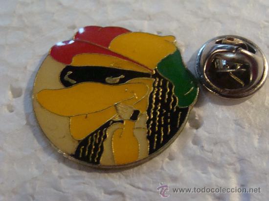 Pin's de collection: PIN DE DIBUJOS ANIMADOS. PATO LUCAS VESTIDO DE CANTANTE DE REGGAE?. A&Ntilde;OS 90.