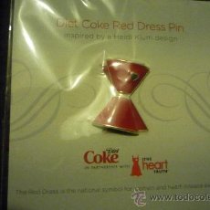 Pins de colección: PIN COCA COLA. RED DRESS PIN. DISEÑO DE HEIDI KLUM.