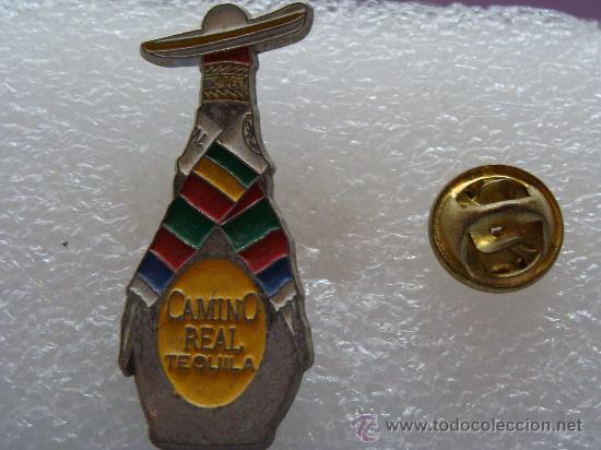 Pin's de collection: PIN DE BEBIDAS. CAMINO REAL TEQUILA. BOTELLA DE M&Eacute;XICO CON SOMBRERO MEXICANO.