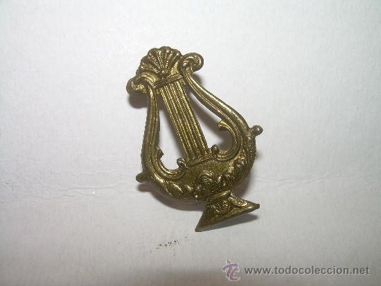 Pins de colecci&oacute;n: ANTIGUA INSIGNIA DE LATON. - Foto 1