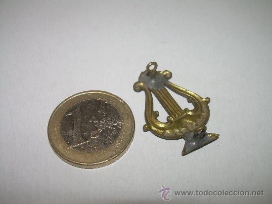 Pins de colecci&oacute;n: ANTIGUA INSIGNIA DE LATON. - Foto 2