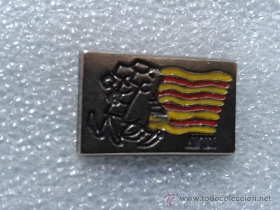 Pins de colecci&oacute;n: Pin diario en catal&aacute;n Avui sobre la Diada de Catalunya 11 de setembre fiesta nacional de Catalu&ntilde;a