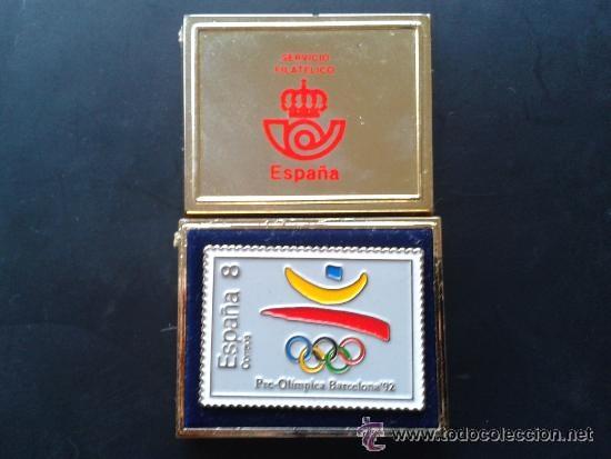 Pins de colecci&oacute;n: pin barcelona 92 sello de 8 pesetas nuevo en su estuche