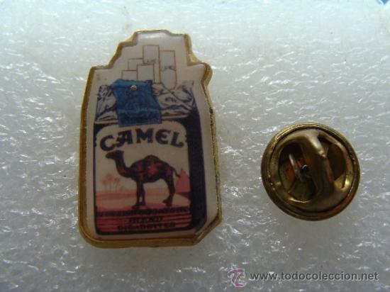 Pins e Spille di collezione: PIN DE TABACOS. CAMEL CAJETILLA DE CIGARROS.