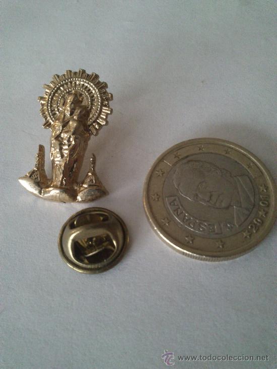 Pins de colecci&oacute;n: Pin de la Virgen del Pilar. Metal dorado en relieve.