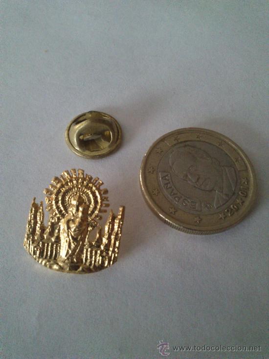 Pins de colecci&oacute;n: Pin religioso Virgen del Pilar y Basilica. Metal dorado en relieve.