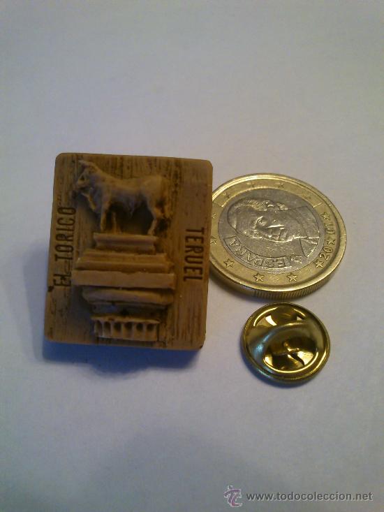 Pins de colecci&oacute;n: Antiguo Pin Turismo El Torico De Teruel, Resina En relieve. De Los A&ntilde;os 90.