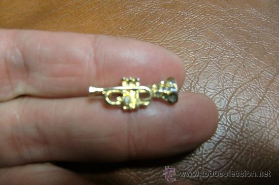 Pins de colecci&oacute;n: Pin Trompeta dorado con peque&ntilde;as piedras
