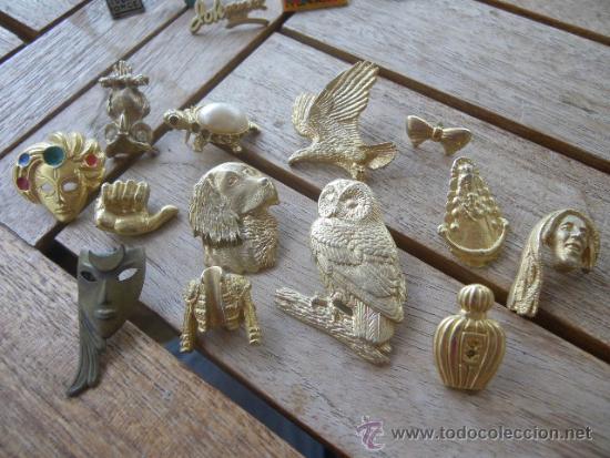 Pins de colecci&oacute;n: 13 pins dorados, sin marca