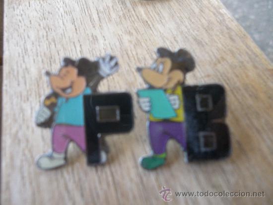 Pins de colecci&oacute;n: 3 pins Disney, con letras: P, B y E.