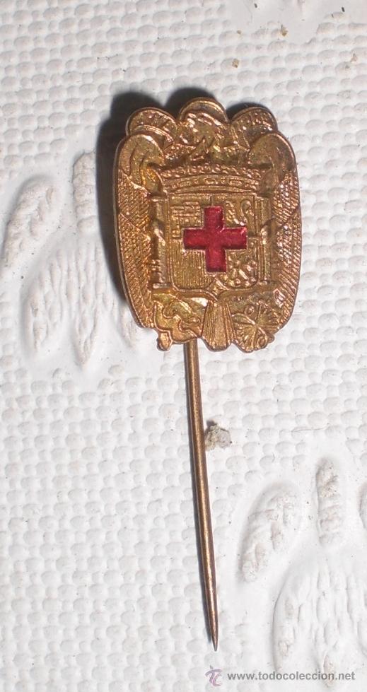 Pins de colecci&oacute;n: Antiguo pin - insignia de la Cruz roja sobre &aacute;guila franquista con esmaltes. Raro. Con alfiler.