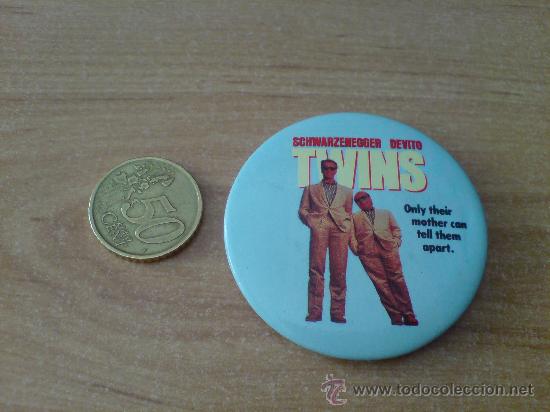Pins de colecci&oacute;n: PIN CHAPA PELICULA JUNIOR ARNOLD schwarzenegger DANNY devito - Foto 1
