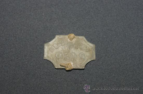 Pins de colecci&oacute;n: Antigua placa de perro de 1944 - Foto 1