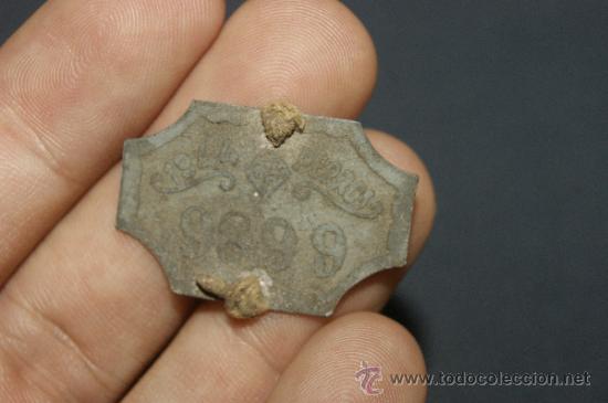 Pins de colecci&oacute;n: Antigua placa de perro de 1944 - Foto 2