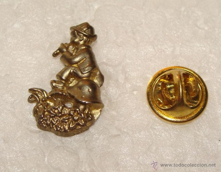 Pins de cole&ccedil;&atilde;o: PIN FLAUTISTA TROMPETISTA SOBRE UNA SETA. TROMPETA FLAUTA