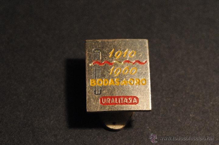 Pins de colecci&oacute;n: PIN INSIGNIA 1910-1960 BODAS DE ORO URALITA S.A CON ENGANCHE DE OJAL