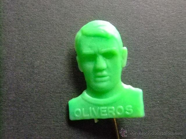 Pin's de collection: PIN PLASTICO PIPAS CHURRUCA OLIVEIROS centrocampista del SEVILLA 1961/67