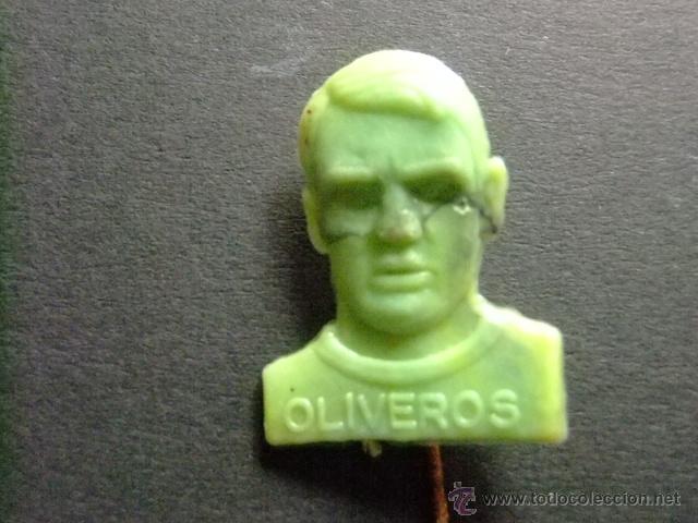 Pin's de collection: PIN PLASTICO PIPAS CHURRUCA OLIVEIROS centrocampista del SEVILLA 1961/67