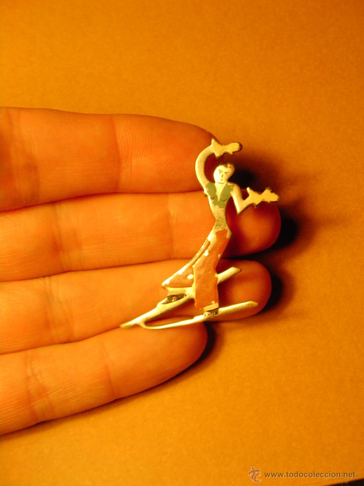 Pins de colecci&oacute;n: Antiguo pin se&ntilde;orita esquiando. Esqui. Es de aguja