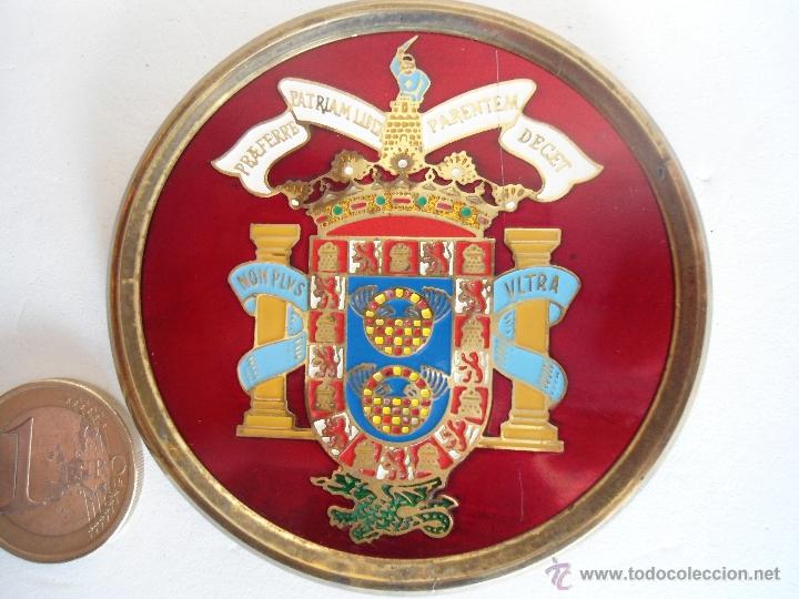 Pins de colecci&oacute;n: CHAPA CON ESCUDO CON MARCO DE METAL