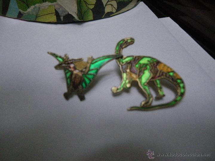 Pins de colecci&oacute;n: 2 PINS DE DINOSAURIOS