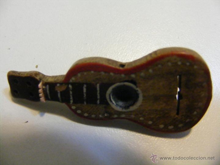 Pins de colecci&oacute;n: Antigua insignia de guitarra madera