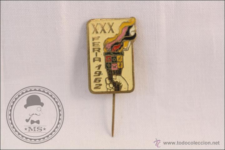 Pins de cole&ccedil;&atilde;o: Antigua Insignia de Aguja - XXX Feria 1962 - Antorcha sobre Fondo Blanco - Medidas 23 x 15 Mm