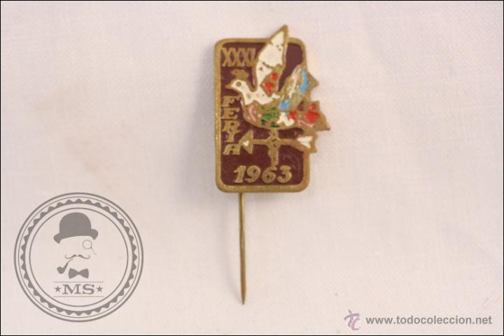 Pins de cole&ccedil;&atilde;o: Antigua Insignia de Aguja - XXXI Feria 1963 - Paloma sobre Fondo Marr&oacute;n - Medidas 24 x 16 Mm