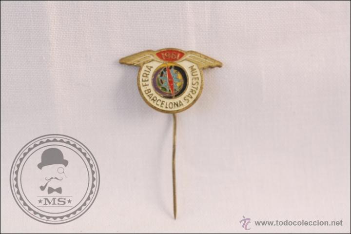 Pins de cole&ccedil;&atilde;o: Antigua Insignia de Aguja - Feria de Muestras de Barcelona. 1961 - Br&uacute;jula - Medidas 23 x 15 Mm