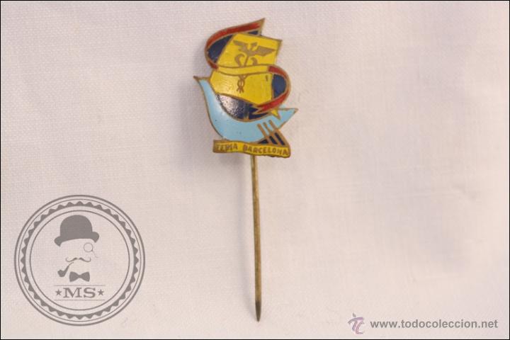 Pins de cole&ccedil;&atilde;o: Antigua Insignia de Aguja - Feria de Barcelona. Emblema M&eacute;dico en un Barco - Medidas 23 x 17 Mm