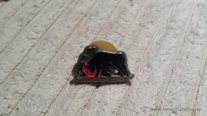 Pins de colecci&oacute;n: PIN DE TORERO CON TORO - Foto 1