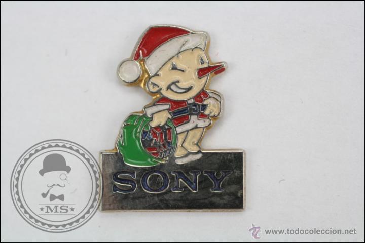 Pins de colecci&oacute;n: Pin Publicidad Sony - Mascota Vestido de Pap&aacute; Noel - Medidas 22 x 16 Mm - #PLS