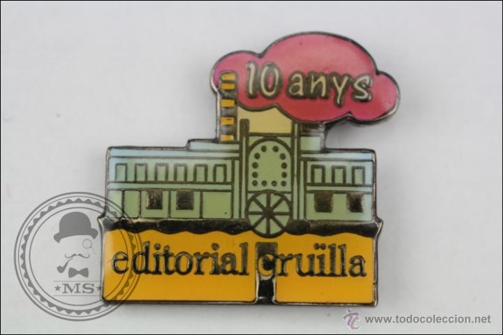 Pins de colecci&oacute;n: Pin de la Editorial Cr&uuml;illa. 10 Anys / A&ntilde;os - Barco de Vapor - Medidas 25 x 23 Mm - #PLS
