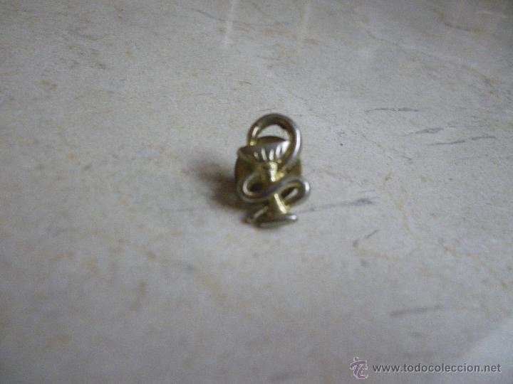 Pins de colecci&oacute;n: 3 Pins Farmacia, 2 iguales m&aacute;s el de la  la foto adicional, en mal estado,colores difuminados)