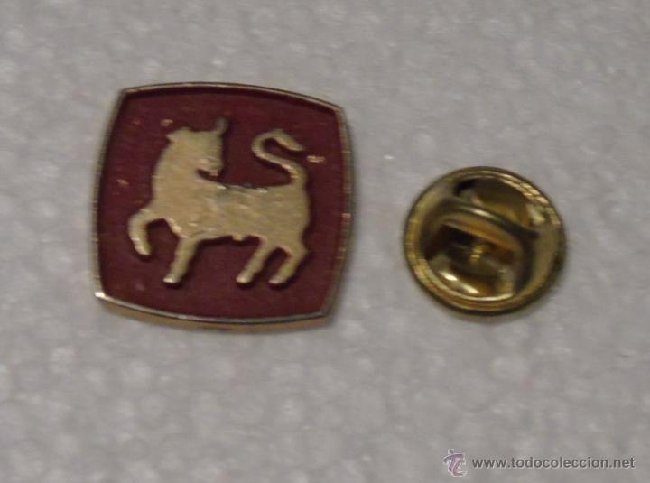 Collection pins: PIN LOGO LAMBORGHINI? TRACTORES?