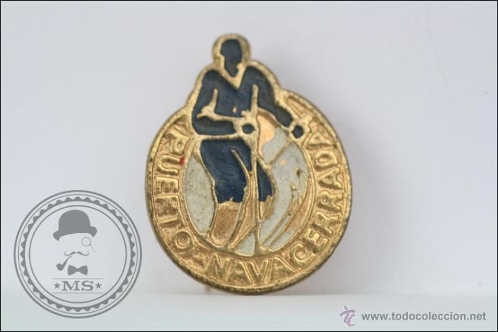 Pins de colecci&oacute;n: Antigua Insignia de Aguja - Puerto de Navacerrada - Esqu&iacute; / Ski - Medidas 17 x 13 Mm